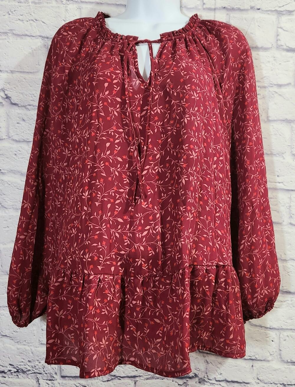 Old Navy Burgundy Floral Print Ruffled Hem Top L Lightweight Soft Flowy Tie Neck